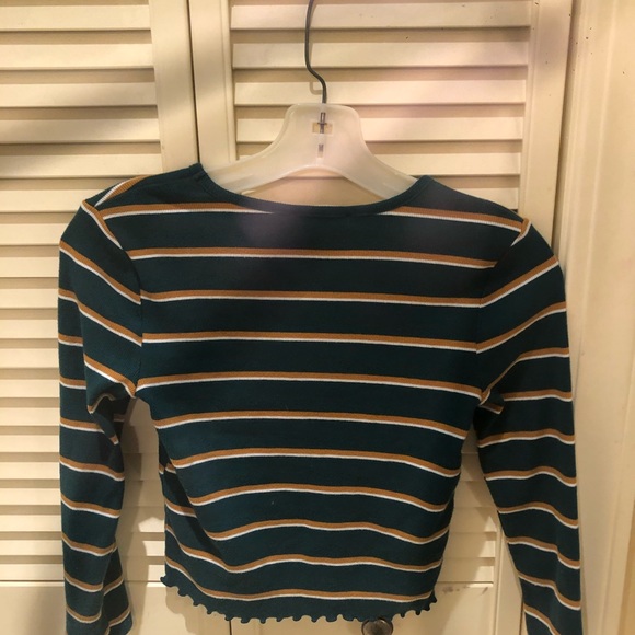 Stretchy form fitting crop top. - Picture 3 of 3